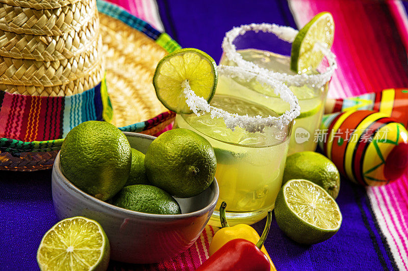 快乐的Cinco de Mayo与两个玛格丽塔杯上彩色墨西哥毯子